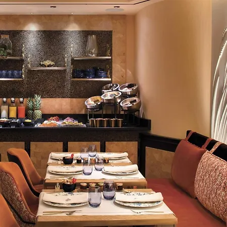 Отель La Demeure Montaigne 5*