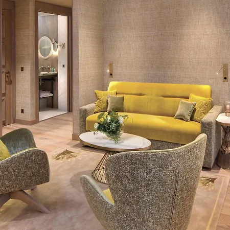 Отель La Demeure Montaigne 5*