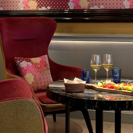 La Demeure Montaigne Hotel