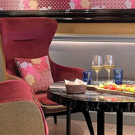 Hotel La Demeure Montaigne Parijs