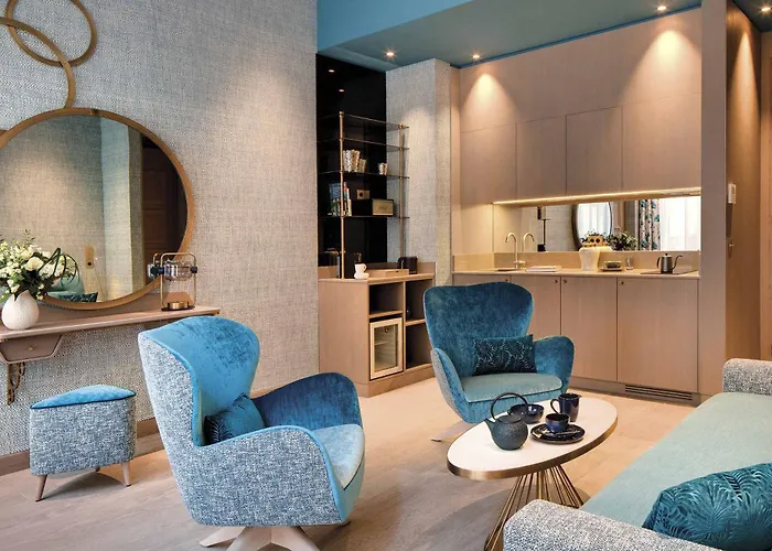 Отель La Demeure Montaigne 5*