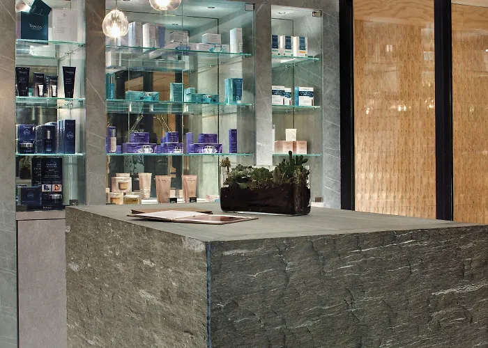 ホテル La Demeure Montaigne パリ