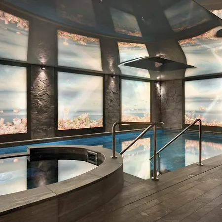 La Demeure Montaigne Hotel