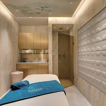 La Demeure Montaigne Hotel