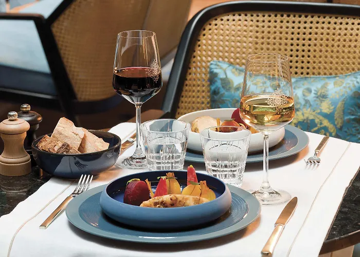 La Demeure Montaigne Hotel